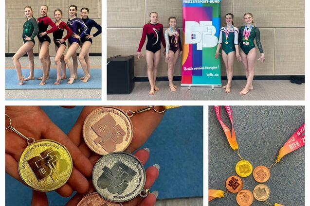 Fünf Turnerinnen in Bodenturnanzügen posieren vor einem Banner des Berliner Turn- und Freizeitsport-Bundes.