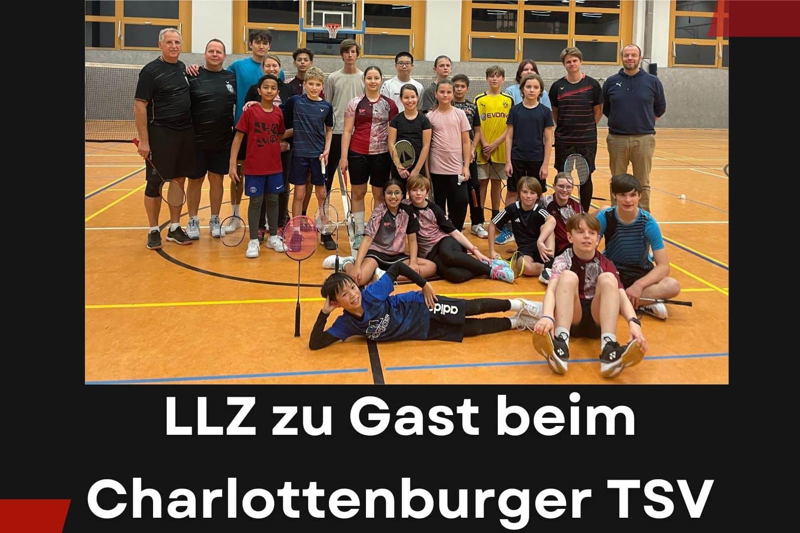 Gruppe von Jugendlichen mit Badmintonschlägern in einer Sporthalle, in freundlicher Atmosphäre versammelt.