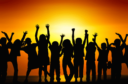Silhouette von Kindern, die vor einem Sonnenuntergang fröhlich die Hände heben und feiern.