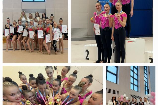 Gruppenschnappschuss junger Turnerinnen in bunter Sportkleidung mit Medaillen und Urkunden nach einem Wettkampf.