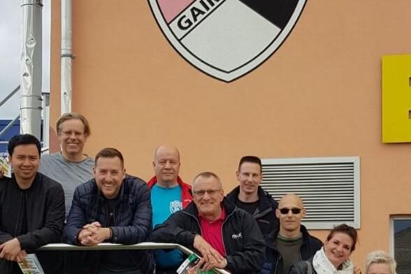 Gruppe von acht Personen posiert auf Treppe vor einem Gebäude mit dem Logo des TSV Gaimersheim.
