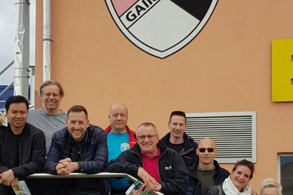 Gruppe von acht Personen posiert auf Treppe vor einem Gebäude mit dem Logo des TSV Gaimersheim.