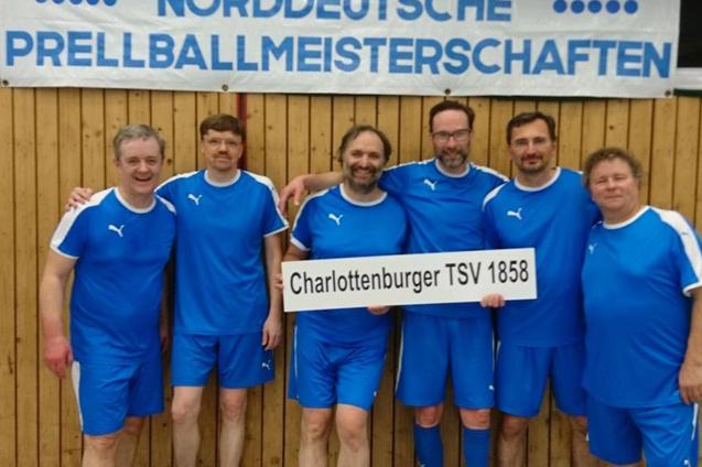 Sechs Sportler in blauen Trikots stehen vor einer Wand mit einem Banner der Norddeutschen Prellballmeisterschaften.