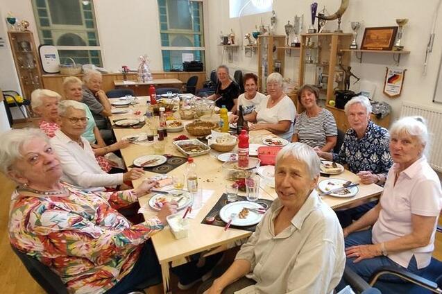 Langer Tisch mit älteren Frauen sitzend und essend