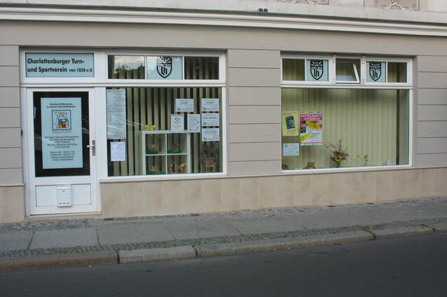 Fassade des Charlottenburger Turn- und Sportvereins mit Schaufenster und Veranstaltungshinweisen.