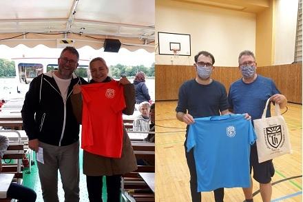 Zwei Gruppen von Personen präsentieren T-Shirts in verschiedenen Umgebungen, eine im Freien, die andere in einer Sporthalle.