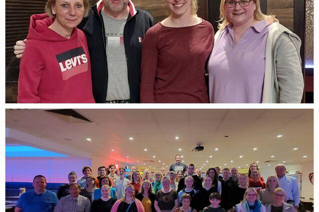 Zwei Gruppenfotos: oben vier Personen lächeln, unten eine große Gruppe von etwa 40 Menschen in einem Veranstaltungssaal.