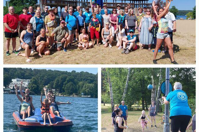Gruppenfoto von Teilnehmern an einer Freizeitveranstaltung am Wasser mit Aktivitäten wie Bootfahren und Ballspielen.