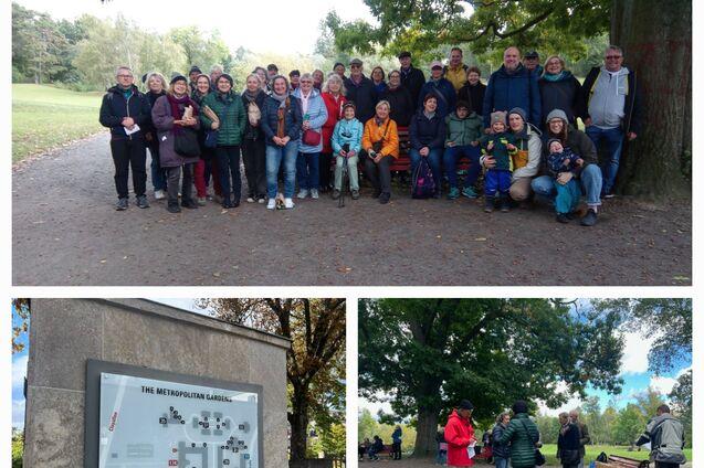 Gruppenselfie von 30 Personen in einem Park, umgeben von Bäumen und auf einem schmalen Weg stehend.