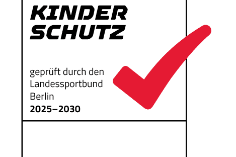 Label zur Kinderschutz-Zertifizierung mit rotem Häkchen, geprüft durch den Landessportbund Berlin 2025–2030.