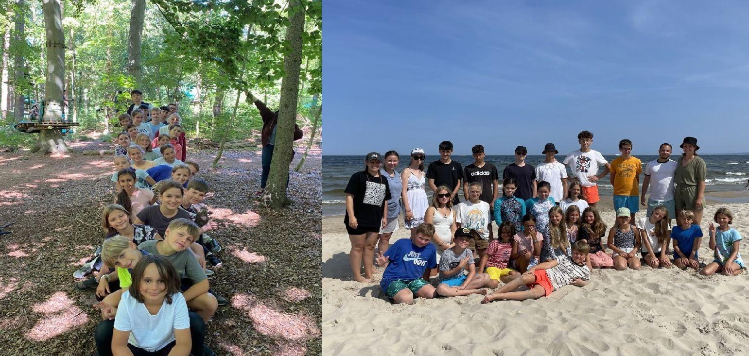 Gruppenfoto von Kindern und Jugendlichen am Strand, umgeben von Wasser und Sand, unter blauem Himmel.