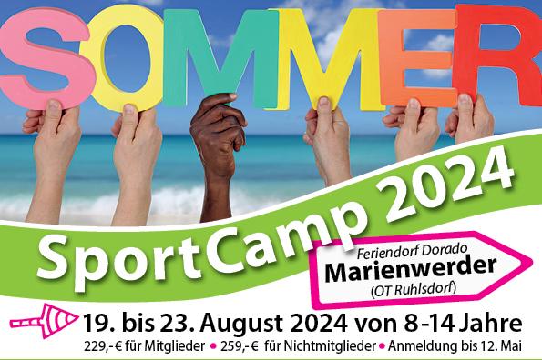 Hände halten bunte Buchstaben, die das Wort „Sommer“ formen, mit Strand im Hintergrund und Informationen zum SportCamp 2024.