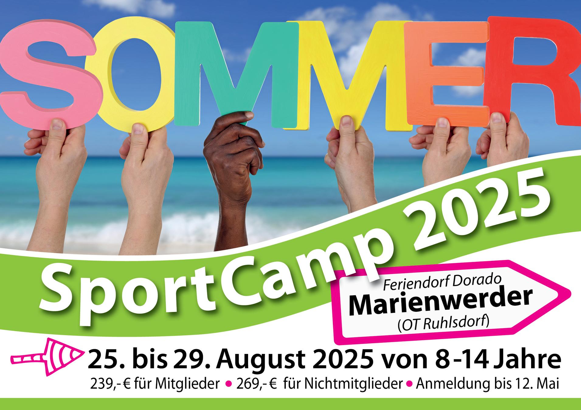 Hände halten bunte Buchstaben, die das Wort „SOMMER“ bilden, vor einem Strandhorizont mit blauen Himmel und Meer.